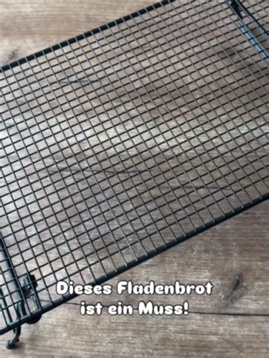 Fluffiges Fladenbrot Dieses Fladenbrot ist einfach ein Muss, wenn du frisches Brot liebst. Außen goldbraun, innen wunderbar locker und fluffig – genau so, wie es sein soll. Es passt perfekt zu Dips, Salaten oder einfach pur mit etwas gutem Olivenöl. Du kannst den Teig auch zu kleineren Fladen formen – ideal als Beilage oder zum Dippen beim Grillen oder Abendessen. Teig: - 20 g Hefe - 250 g Wasser - 1 TL Honig - 20 g Olivenöl - 475 g Weizenmehl - 1 TL Salz Zum Bestreichen: - 1 Eigelb - 2 EL Joghu