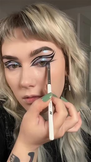 Ria Kelly on Instagram: "Feeling blue ❄️ @glisten_cosmetics cola wet liner, spectra lash in Royal blue and black spectra pencil (code FAIRYFREAK20) @danessamyricksbeauty Lightwork Palette VII Freedom Palette #eyeliner #graphiceyeliner #creativemakeuplooks #reels"