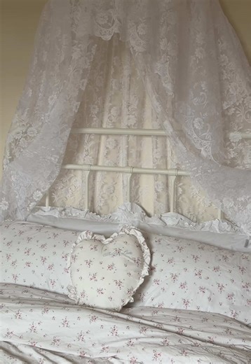 My canopy is making it feel super shabby chic I’m planning on adding more lace to it and fairy lights 🤭 #room #shabbychic #canopy #floralbedding #fyp