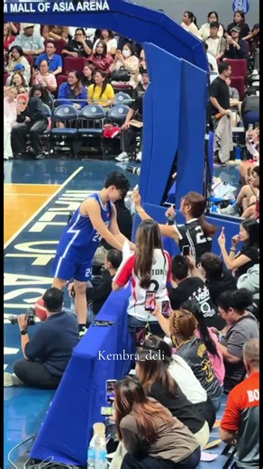 Ryu picks up dropped jersey and gives flying kiss — fan core memory