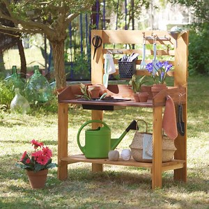 🪴👩‍👧‍👦👨‍🌾Apprendre les bases du jardinage tout en s’amusant… vos enfants ou petits-enfants vont adorer utiliser cette table de jardin spécialement conçue pour eux ! Suivez notre #tuto créé en partenariat avec Syntilor pour en fabriquer une vous-même ! 👇 #AtelierTutos #DIYMrBricolage | Mr.Bricolage
