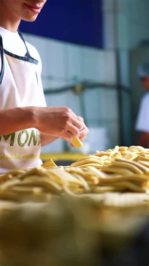 Manos que amasan, hornean y crean con pasión. Cada pan que llega a tu mesa es el resultado de tradición, esfuerzo y amor por el buen sabor. 🥖✨ #DonPan #PanArtesanal #SaborQueUne