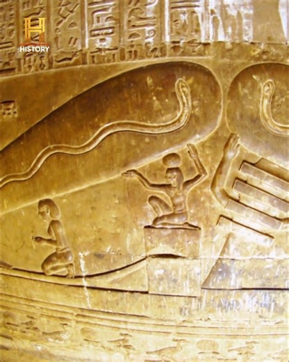 210K views · 7.8K reactions | Se não existiam tochas nas tumbas egípcias... como eles viam no escuro?  Giorgio Tsoukalos aponta para os hieróglifos de Dendera: imagens claras de lâmpadas gigantes, com filamentos e cabos. E a fonte de energia? ⚡ A "Bateria de Bagdá", um artefato antigo que realmente funciona! Os livros de história estão errados? A resposta, para os teóricos, é óbvia: "Alienígenas".  O que você acha? #AlienígenasDoPassado | HISTORY | Facebook