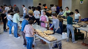 Mucho más que José Andrés en WCK: decenas de cocineros y cientos de voluntarios, como Rosalía, reparten comida caliente a los afectados por la dana