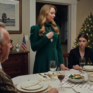 I thanked my aunt for a $2 keychain—until she revealed she gave me a $400K apartment… During Christmas dinner, I thanked my aunt for the keychain she’d sent me for my birthday two months earlier. She stopped stirring the sauce and said, “I bought you a $400K apartment. The keychain came as a freebie.” My entire family—who had been smiling… For one beat, the only sound in the room was the old wall clock and the muted football game drifting in from the living room. Even the candles seemed to hesit