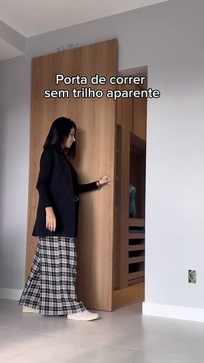 Que demais essa porta com trilho oculto invisível. Vocês já conheciam? 🤩🤍 Por: @larissaassis.arq •────────────────────────• #arq_designer #arqdesigner #arqdesignermarketplace | Arquitetura & Design