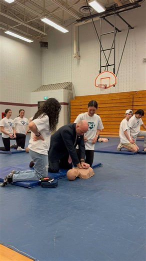 High school students across PEI are learning how to save lives — and even the Minister of Education joined in! CPR, AED, and opioid overdose response training is now part of the Physical Education and Health curriculum in all Island high schools. That means over 1600 students each year will gain the skills and confidence to act in an emergency. Thanks to The ACT Foundation for making this possible. . . Public Schools Branch PEI Gov Health La Commission scolaire de langue française de l'Î.-P.-É. 