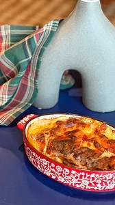 Kada sam tražila originalan naziv ovog jela izašle su mi dvije, tri verzije i ja sam izabrala ovu. Vjerujem da je razlika u tome u kojem se dijelu Italije nalazite. Probajte ovo obavezno. Nama je bilo glavno jelo a može poslužiti i kao prilog😋 🌸Melanzane alla parmigiana🌸 Sastojci: 2 veća patlidžana brašno začini (bijeli, crveni luk, so i miks začina) brašno 400 gr pelata mocarela parmezan po receptu ide i bosiljak ali ga ja nisam imala 1. Patlidžan nasjecite i posolite. Ostavite sat, dva poso