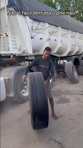 Como colocar um pneu no estepe #caminhão #borracharia #automobile #mecanicadescomplicada #trollagens