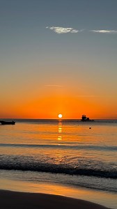 Un amanecer perfecto en Playa Paraíso, Tulum. El sonido del mar, la brisa suave y el sol asomando sobre el horizonte. Presenciarlo es sentir la naturaleza en su estado más puro: calma, belleza y gratitud. Aquí todo se detiene. Solo tú, el mar y la energía de un nuevo día. Despertar frente al mar, respirar aire puro y conectar con la tranquilidad de Tulum es una experiencia única. Reserva y disfruta.💚 A perfect sunrise at Playa Paraíso, Tulum. The sound of the waves, the soft breeze, and the sun