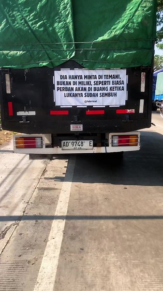 Kata-kata Naik Truk di Depan Truk — Story Truk Pendek
