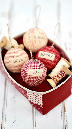 ¿Buscas ideas navideñas que sean sencillas, acogedoras y llenas de encanto handmade? 🎄 ✨ Pues hoy te traigo unas bolas de Navidad preciosas: una grande, mullidita y súper gustosa, y otras más pequeñitas hechas con retales y telas country. Ese efecto deshilachado les da un toque rústico y cozy que queda espectacular en cualquier rincón del árbol. 🎅🏻 Son de esas manualidades que enamoran a primera vista porque combinan textura, calidez y ese rollito artesanal que hace la Navidad todavía más esp