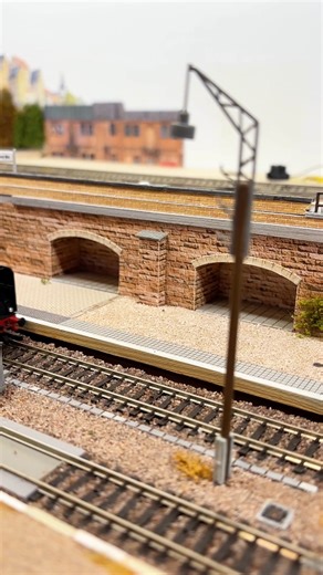 🔥🚂 Wenn Power auf Präzision trifft – die PIKO BR 62 in TT! 💨 Feinste Verarbeitung, glasklare Fenster, freier Blick ins Führerhaus – diese Lok hat Charakter. ❤️ Die BR 62 der DR (Epoche IV) bringt richtig Schub auf die Gleise – mit Next18-Schnittstelle, Lichtwechsel und beeindruckender Laufruhe. ⚙️✨ Kompakt. Kraftvoll. Einfach PIKO. 🙌 #modellbahnshop #piko #br62 #dampflok #modellbahnhobby #spurTT #oschatz | Modellbahnshop