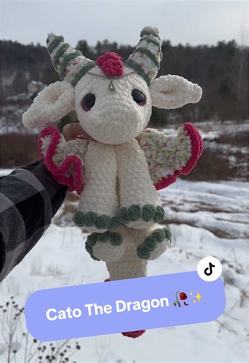 This Cato snuggler has my heart 💕🥹 I still can’t believe I made her with my own hands! The finished plushie is available on my Etsy 🫶🏻 • Cato The Dragon Pattern by @lemoncatcrochet ✨ • 25mm Saftey Eyes by @CoalsCrafts💙 (Shay) • #crochet #crochetaddict #crocheters #amigurumi #crochetlove #plushies #amigurumis #stuffedanimals #crochetinspiration #stuffedanimal #catothedragon #snuggler #crochetsnuggler #rose #roses #dragon #handmadewithlove #handmade #valentines #valentinesday #vday