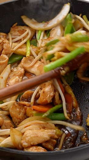Easy delicious chicken chop suey recipe. Ingredients Chicken & Veggies 250g/8.8oz chicken breast, thinly sliced 2 tablespoons oil (vegetable or canola) 2 cloves garlic, minced 2 tsp minced ginger 1 cup bean sprouts 1 carrot 4 to 5 baby corn 8 to 10 snow peas 2 spring onions Chicken Marinade 1 teaspoon soy sauce ½ teaspoon sesame oil 1 teaspoon cornstarch ¼ teaspoon baking soda (for tenderising) Stir-Fry Sauce 2 tbsp light soy sauce 2 tsp dark soy sauce (for colour and depth) 2 tbsp oyster sauce 