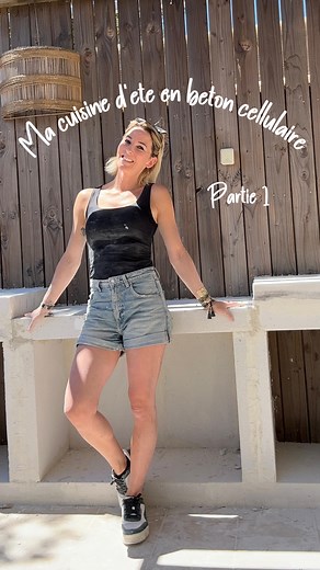 Angélique De Souza | Diy • Déco • Bricolage on Instagram: "Ma cuisine d’été en béton cellulaire 🍗 Partie 1 Ça faisait un moment que je souhaitais en faire une et je me suis lancée !! 😁 Ça prends un peu de temps, surtout pour les découpes mais ça n’est vraiment pas compliqué. J’ai utilisé des blocs de @siporex_france et la colle spéciale béton cellulaire Première fois que j’utilisais la scie sabre c’est vraiment top pour la découpe !! 🪚 Tout le matériel vient de chez @leroymerlin_grand_littora