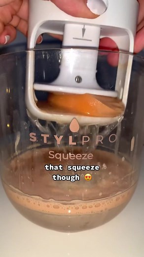 Clean your makeup sponges with the STYLPRO Squeeze in just 60 seconds and leave them ready to use instantly🤩✨ Try it for yourself with the link in bio! 🎥 @elonaldn #stylpro #stylprosqueeze #makeupspongecleaning #fyp #foryoupage