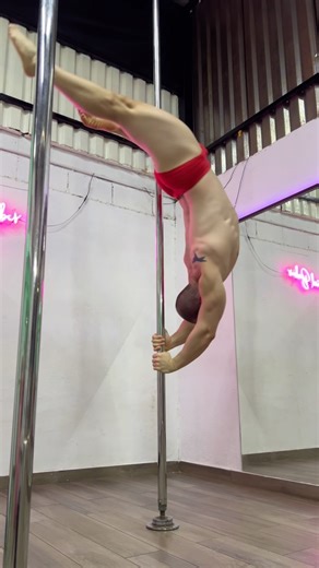 1.1K views · 32K reactions | Moving forward  #pole #polefitness #polefit #polepose #poledance #poledancing #poledancer #polesport #poletrick #poletricks #pdtrick #polemexico #polestrength #polemen #polelove #pdbrassmonkey #workout #polemen | Pedro Lugo Rubio | Facebook