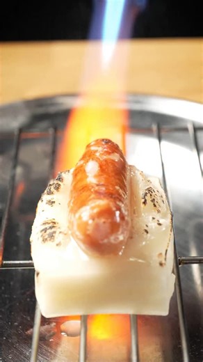 ツナボーイ🐟 on Instagram: "餅にソーセージを埋めた結果…。 「材料」 ・餅とか 「作り方」 1.餅にソーセージを埋めます。 #もち #餅 #餅アレンジ #正月レシピ #甘党#モッチドッグ #香薫"