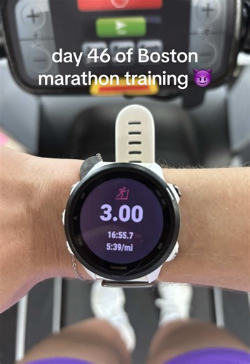 Yes, that’s sweat dripping from my chin 😭 for some reason, a single drop forms there every speed workout 😭 delaying this workout a day made me dread it ngl, but I knew the challenge would make me feel so much more confident about training, and it did! 💅😍 details: ♡ 2 mi warmup ♡ 6x800 @5k pace ♡ Rest 2:30 min ♡ 4 mi cooldown #bostonmarathon #marathontraining #speedworkout #treadmillworkout #intervaltraining