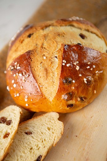 Marcel Paa on Instagram: "Ein Klassiker für das Osterfest ist das Osterbrot. Dieses süsse Gebäck mit Rosinen eignet sich perfekt für den Osterbrunch oder auch als süsse Nachspeise für diejenigen, die keine Lust auf Schokohasen haben.😋🐰 Rezept für 2 Brote Quellstück: 100 g Rosinen 25 g Rum Kochstück: 125 g Wasser 25 g Weissmehl Hefesüssteig: Kochstück 130 g Vollmilch 475 g Weissmehl 30 g Sauerteig (optional) 20 g Frischhefe Etwas Orangenabrieb Etwas Zitronenabrieb 50 g Mandeln, gemahlen u. gesc