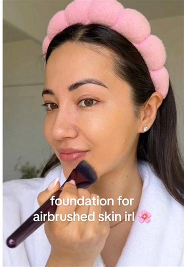 Seriously the airbrushed filter irl foundation w/ a soft matte finish AND IT HAS SPF! I’m shade NC25 🤍 @M·A·C Cosmetics Studio Fix Fluid Foundation shade NC25 #macstudiofixfoundation #macfoundation #bestfoundation #Greenish #TikTokShopSpringGlowUp