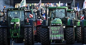 Farmers protest in France, blocking roads to Paris with manure and farm equipment