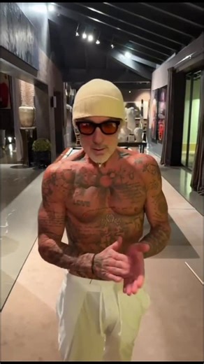 Gianluca Vacchi on Instagram: "I love training at night, 250 push up / 250 biceps plus another 150 movement for the shoulders with the pool’s cue. Good night 💪🏼"
