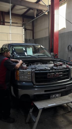 🔧 GMC Sierra Engine Replacement – Done Right 🔧 This GMC Sierra came into the shop needing a full engine replacement, and David got straight to work 💪. After pulling the original motor, we went ahead and installed the replacement engine that the customer approved. Once everything was buttoned up, we carefully checked all connections, fluids, and systems to make sure everything was operating exactly as it should. The truck is now running strong, smooth, and reliable 🚙🔥—just the way it should 
