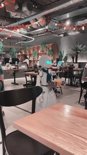 📌this Japanese restaurant servers are robots. What do you think? Credit: