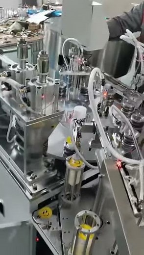 ABM2000 Multi-station Automatic Button Badge Machine. バッジの全自動生産のためのマルチステーション自動バッジマシン。オリジナルの機械設備メーカー。