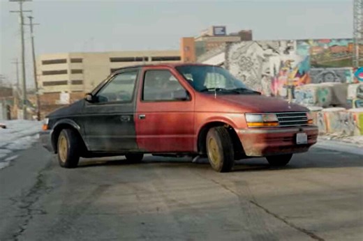 El coche capicúa es este monovolumen que no sabemos si viene o va. Aparcar a sus dos volantes es más sencillo que con un Smart Fortwo