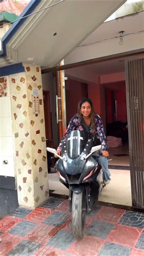 লেডি বাইকার বাসা থেকে বের হচ্ছে