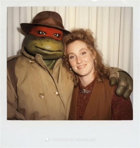 Actress Judith Hoag portrayed the reporter April O'Neil in the 1990 Teenage Mutant Ninja Turtles.#raphael
