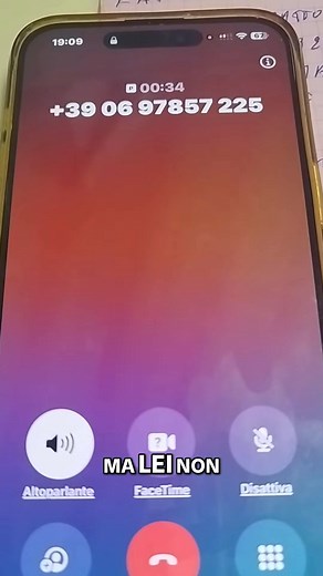 Una signora astuta mette alle strette dei presunti gestori telefonici di Tim, rivelando un tentativo di truffa. Non fidatevi delle chiamate sospette e verificate sempre l'identità del chiamante. State attenti! #truffe #telefoniche #attenzione #imbrogli #sicurezza #tim | Windtre Very Tim Kena Sky Wifi Tiscali Linkem