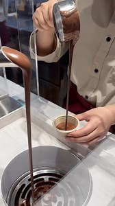 Drink Chocolate From a Tap at the Chocolate Specialty Shop “Cacaoken” Located in the Yagiyama Highlands between Iizuka City and Sasaguri Town, Cacaoken is a craft chocolate shop that handles the entire process from roasting cacao beans to making the finished chocolate product. Inside are faucets flowing with milk chocolate, matcha chocolate, and white chocolate—bringing to life the whimsical world of Charlie and the Chocolate Factory! One of the shop's signature items is the “Cacao Drink,” made 
