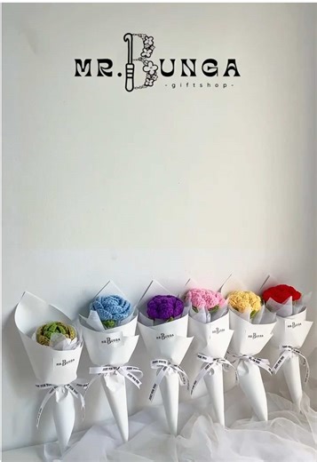 Kecil je satu bunga, tapi effect dia? Senyum lebar terus 😆🌹 Crochet rose ni simple, cute & special — handmade with love 💕 Pilihan warna pun banyak, confirm ada satu yang she’ll love! 🎁 #mrbunga #crochet #crochetmalaysia #crochetgift #crochetbouquet