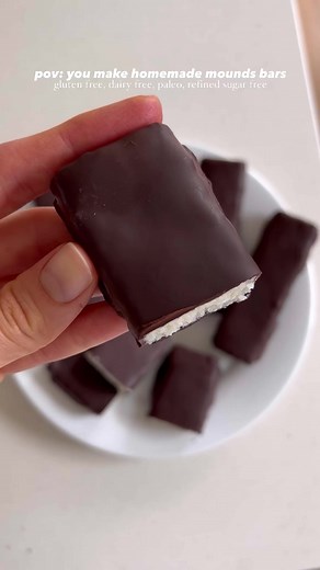 these homemade mounds candy bars are gluten free, dairy free, paleo, and refined sugar free, and so easy to make! if you love coconut chocolate, you’ll love these! recipe in the comments. #moundsbar #mounds #almondjoy #coconutcream #candybar #homemadecandy #chocolatebar #easyrecipes #healthyrecipes #glutenfreedessert #dairyfreedessert #paleodessert #refinedsugarfree #healthydessert #easydessert #nobakedessert #chocolatecoconut #homemadecandybar #grainfreerecipes#vegandessert #glutenfreetreats #d