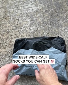 Compression socks aren’t supposed to hurt. But most options are way too tight, overheat your feet, and start sliding down halfway through your day. Hollow Socks were built to solve that problem. We combined ultra-soft baby alpaca fibers with light, breathable compression that stays up, feels good, and actually works. ✅ 15–20 mmHg compression to reduce swelling ✅ Cushioned support to relieve foot pain ✅ Made from breathable baby alpaca fiber ✅ Moisture-wicking ✅ Odor-resistant ✅ Temperature regul