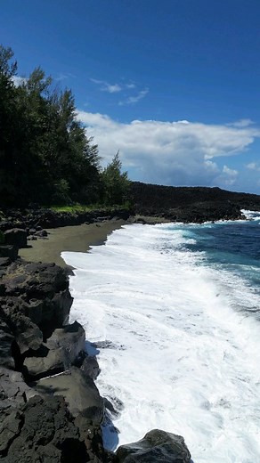 98K views · 6.2K reactions | Comment s'est formé la plage du Tremblet avec son beau sable vert ? Et pour info c'est interdit d'accès depuis qu'un bateau se soit garé un peu trop proche de la côte. #iledelareunion #974 #reunionisland #geologie #volcan #plage #tremblet #tourisme | Lauzad | Facebook