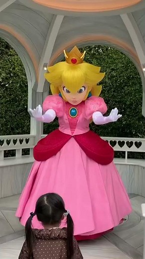 Princess Peach Mascot Talking at Universal Studios Japan Super Nintendo World Communicative ピーチ姫