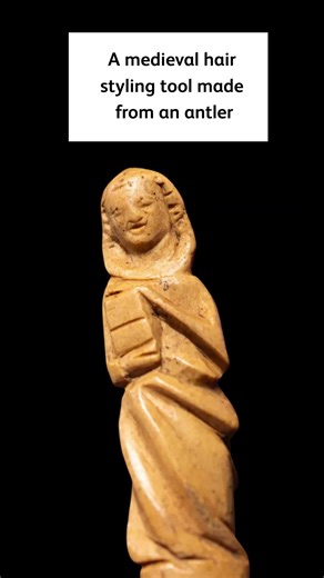 A French medieval hair styling tool, with a Scottish twist 🦌 This is a gravoir. It was used to create ornate and complicated hair styles. Parting hair with gravoirs first became à la mode in Paris, and spread across Europe in the 13th and 14th centuries. This gravoir was found during excavation of the medieval Eilean Donan castle in Wester Ross. Very few are known from the UK, and this is the first example recognised from Scotland. Which means that trends in France made it all the way to the Hi