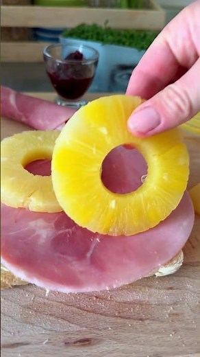 A classic: Hawaiian toast➡️ so delicious 😍 #toasthawaii #snack📌 Save & recreate!