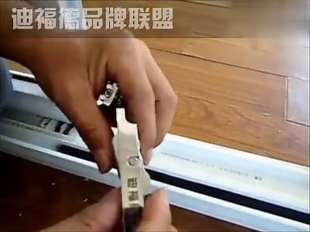 塑钢左右平移门窗滑轮的更换方法