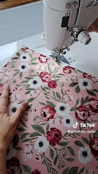 Let's make a Holland Pouch!! The Holland Pouch was the very first bag pattern I created. I designed it to be easy for all skill levels, and I've heard from so many of you that this pattern is what made you try (and like!!) zippers. 🥰 That makes me so happy! Life is too short to be afraid of zippers. 😆 Pattern: the Holland Pouch Pattern. Available in my shop. #hemingwaypouch #sew #sewing #sewingproject #sewingpattern #zipperpouch #quilting #handmade