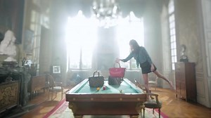 LONGCHAMP HERITAGE... WITH A TWIST ! Welche ist die Lieblingstasche von Alexa Chung? Das sehen Sie schon jetzt in unserer neuen Kampagne für den Herbst 2014! #LongchampHeritage http://goo.gl/eoYiKT | Longchamp