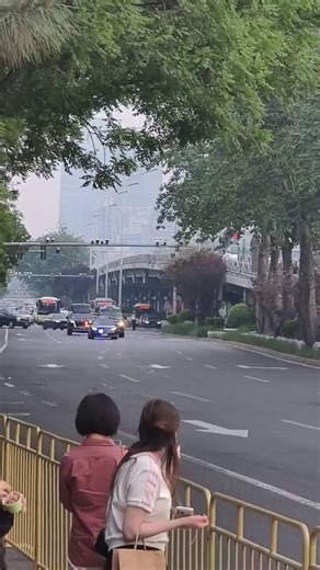 前几年因为在国博工作住长安街附近，这种临时交通管制看了几十场。我说《红楼梦》元妃省亲描写得真实就是这样，虽然过去两三百年，但皇帝出巡的逻辑仍然相同。“又有巡察地方总理关防太监，带了许多小太监来各处关防，挡围幕，……外面又有工部官员并五城兵马司打扫街道，撵逐闲人。贾赦等监督匠人扎花灯烟火之类。”https://t.co/SyHbf9Dx7M以《乾隆南巡图》为例：1️⃣乾隆还远远未到时，小老百姓还能掀起围幕看一眼。此时有低级官员（相当于辅警）飞马来报队伍已到何处；2️⃣经过的牌坊全部用彩纸彩布装饰一新，并有各界人士夹道欢迎。图右道路上下两侧是僧道代表团；3️⃣皇家侍卫拥护着象征御驾的伞盖到来。此时老百姓已全被清场赶走，两旁人士开始跪迎。路边临时搭了许多彩棚、戏楼和牌坊，以热闹喜庆的文艺节目欢迎皇帝；4️⃣乾隆来到苏州胥门（图最左穿石青褂者）。高级官员穿朝服跪迎，围幕围了两层。别说这次川皇来我们迎接得像朝鲜了。文革时尼克松访华，咱首都群众前一天打倒美帝，第二天就有八十万人收到临时通知赶紧给总统队伍连夜扫雪，因为尼克松想爬长城玩儿。老百姓不好当啊😁。