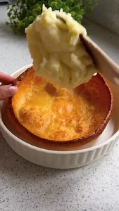 Giant pigs in blankets Yorkshire pud 😮‍💨 The festive season is hereee so time to share my love for pigs in blankets with this banging recipe! 👏 Macros 707 calories 35gP / 20gF / 94gC Serves: 2 Shopping list - 4 Smoked bacon rashers - 4 Reduced-fat sausages - 300g Maris Piper potatoes, cut into small cubes - 50ml Milk - 1 tsp Butter - Salt & pepper - 2 Giant Yorkshire puddings - 80g Peas, cooked - 90g Sage & onion stuffing - 100ml Chicken gravy, for drizzling Method ✨ Slice the bacon rashers i