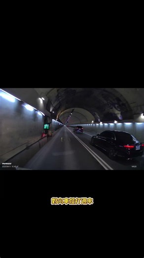 PAPAGO M620變態夜視前後雙錄，前鏡頭HDR夜晚逆光超有感。對向車燈打過來、路燈從正面照，暗處細節通通保留，不會只剩一團光。