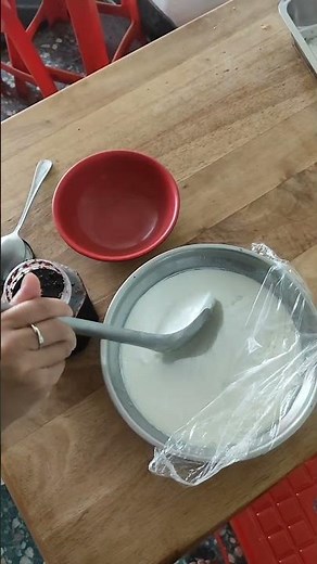自製優格---把優格或優酪乳倒入牛奶中，放在電鍋裏保溫約十個小時，即可放入冰箱保存食用，食用時可加個桑椹果醬，風味不錯。#優格 #食譜分享 #桑椹果醬